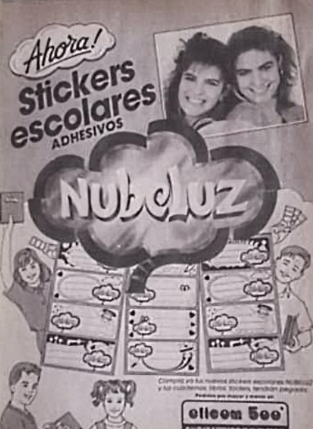 Dos de los productos de merchandising de #Nubeluz que cautivaron a los nubecinos: las carteritas y los stickers escolares.