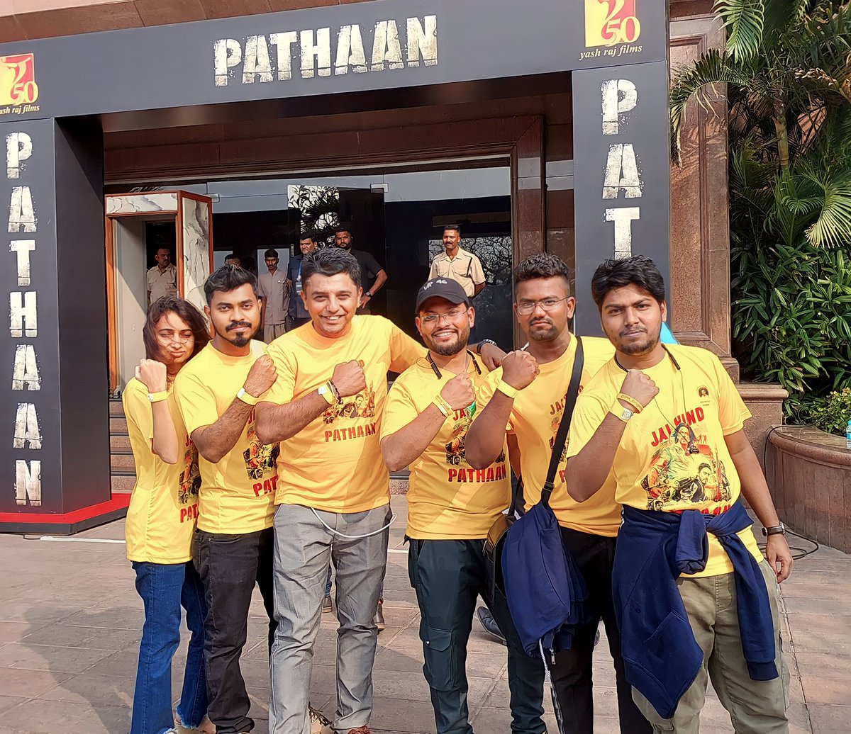 IZissu555's tweet photo. Celebrated the success of #Pathaan and had Mehaman Nawazi by “KING SHAH RUKH KHAN” at Taj Lands End
#Latepost
Love you Shah Rukh Khan 💙
#PathaanMania
SRK Fans Association Bangalore 💛 https://t.co/0aY0aqwixG