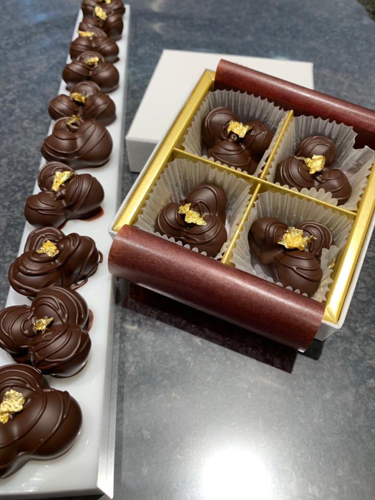 ChocoAndNuts_jp's tweet photo. 男性は意外にロマンチスト❣️バレンタインに大好きな女性から気持ちのこもったチョコレート&amp;メッセージカードを受け取るのは、顔に出なくとも実はかなりうれしいもの❤️❤️❤️😉
#チョコアンドナッツ 
#バレンタインギフト 
#バレンタインチョコ https://t.co/AA9dRzmfjL