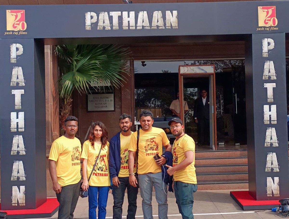 IZissu555's tweet photo. Celebrated the success of #Pathaan and had Mehaman Nawazi by “KING SHAH RUKH KHAN” at Taj Lands End
#Latepost
Love you Shah Rukh Khan 💙
#PathaanMania
SRK Fans Association Bangalore 💛 https://t.co/0aY0aqwixG