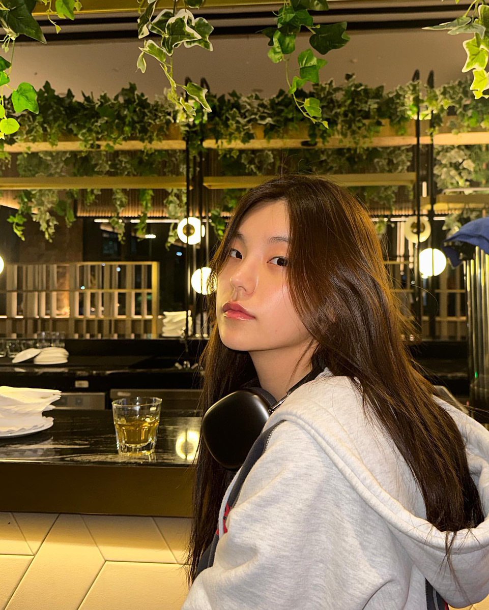 lucyhhwang's tweet photo. Just me and my headphones against the world. 🎧🖤 https://t.co/enloPeTvCk
