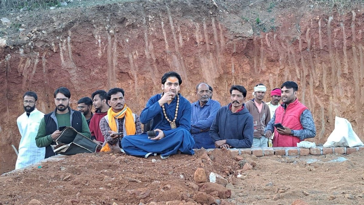bageshwardham's tweet photo. बागेश्वर धाम में आयोजित होने वाले 121  गरीब निर्धन बेसहारा बहनों के विवाह कार्यक्रम स्थल का पूज्य गुरुदेव भगवान बागेश्वर धाम सरकार ने स्थल का निरीक्षण किया… https://t.co/UOzNDzz7Iq