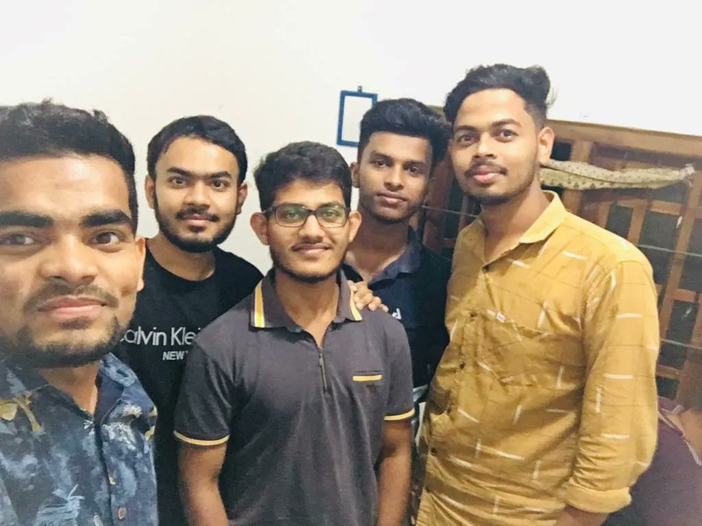 mafridhahamed56's tweet photo. Remembering those days with some good souls..❤🍃
.
@ ASDA 🔬
.
.
#friends #lifewithfriends #friendzone #asda #kekunagolla #SriLanka #lka https://t.co/4N3vJ5RMad