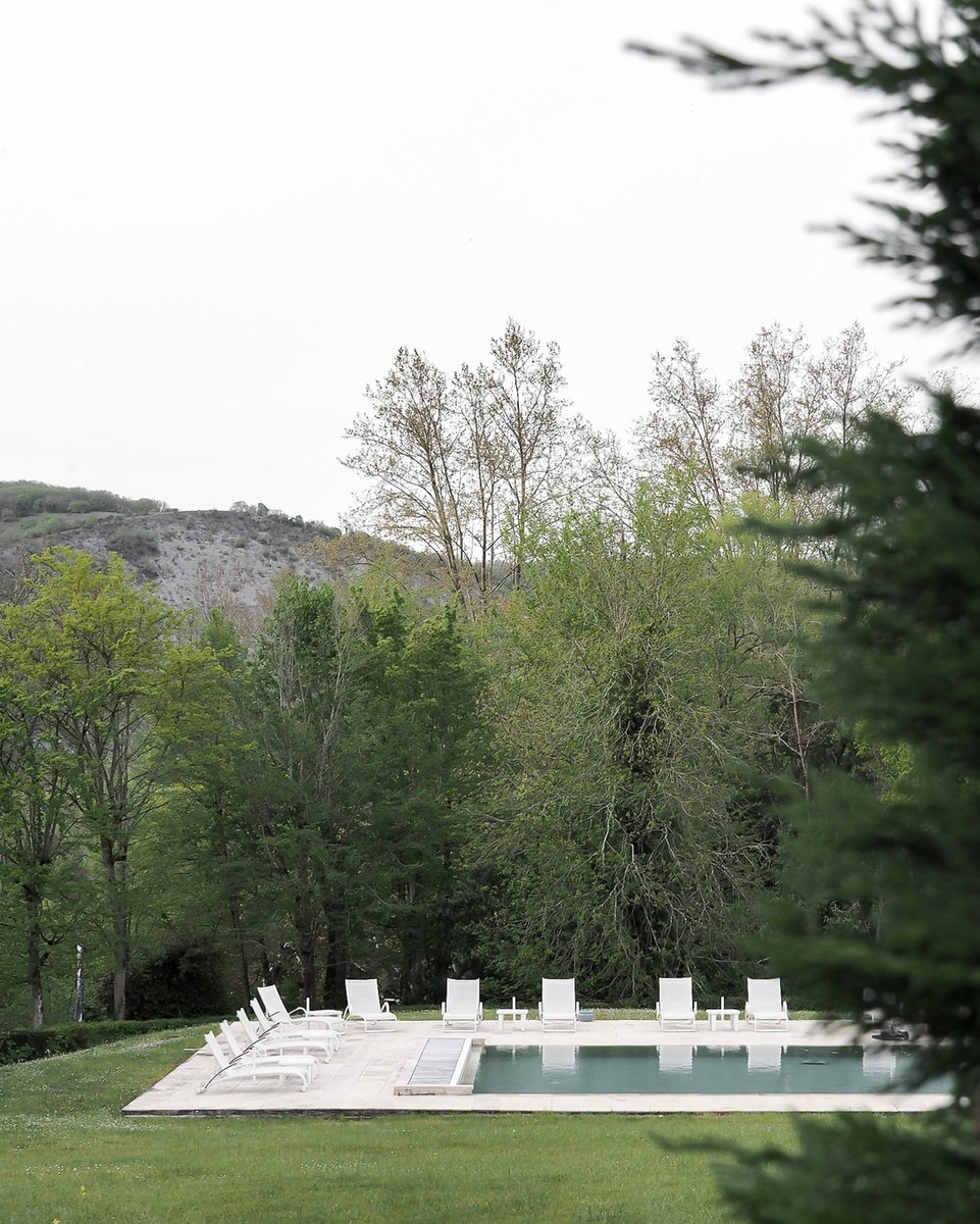 Let’s start this Monday with a poolphoto! 

I captured this one at @chateaudelatreyne a few years ago.

Does your ESCAPE have a swimming pool? If so, maybe you can post a picture of it on your account today. 

Maybe with this text?

↓

Can you already see yourself relaxing &amp;