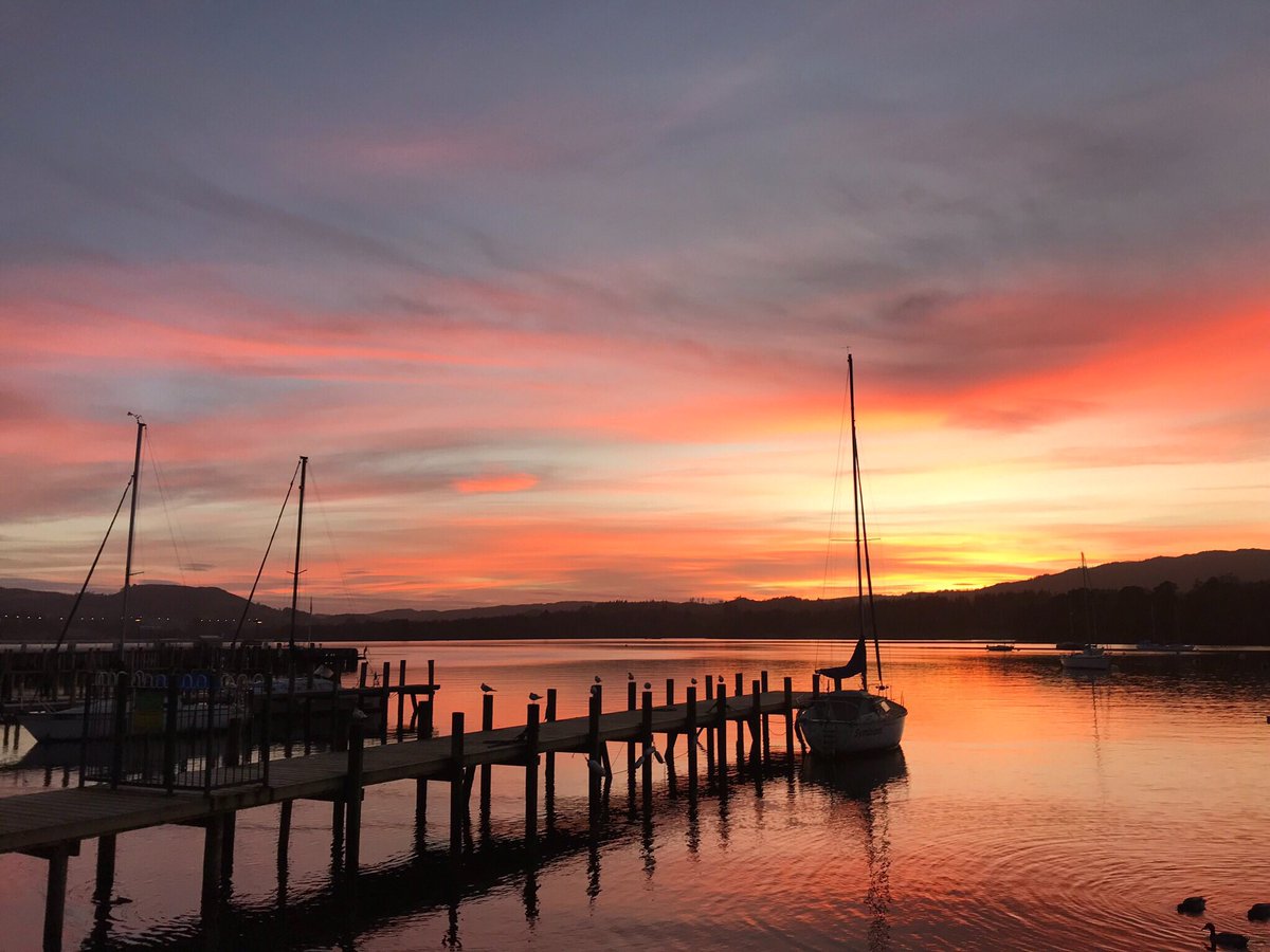 “Monday Morning Views” from last night 😳🤩😎😍 “Lakes through the Lens” Yours fromthe fells. Steve (and camera) 🙏📸⛰🇬🇧 Thanks to @inov_8 @dexshell_uk @lakelandwalkstalks @ThePhotoHour #sunset #monday #motivationmonday #LakeDistrict #lakedistrictuk #virtuallakes