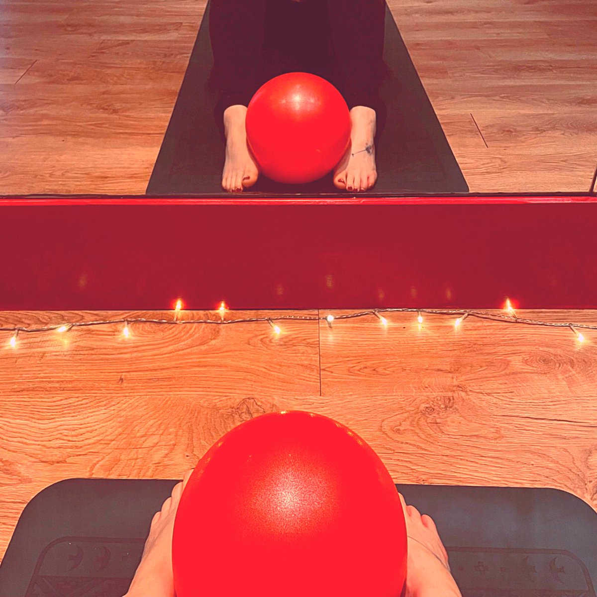 Absolute__Yoga's tweet photo. Thank you Lisa  @LifeBalanceS for an absolutely brilliant mat based Pilates class again today. Using the ball to increase heart rate, focus on isometric movements, alignment and core strength. Lots of jelly legs leaving the studio this morning 🤣 https://t.co/5eICE5aJeA