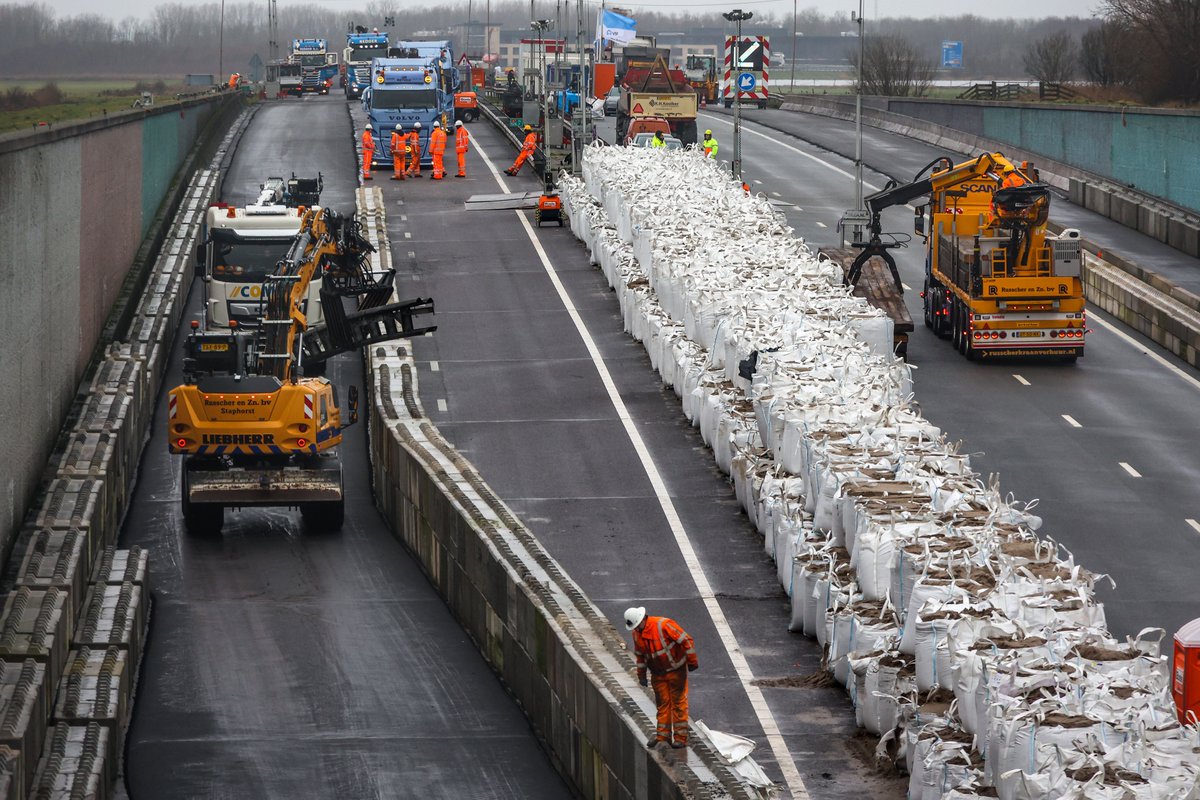 De #PrinsesMargriettunnel in de #A7 gaat in de loop van vanmiddag weer gedeeltelijk open voor het wegverkeer. Lees er meer over in ons nieuwsbericht 👇rijkswaterstaat.nl/nieuws/archief…