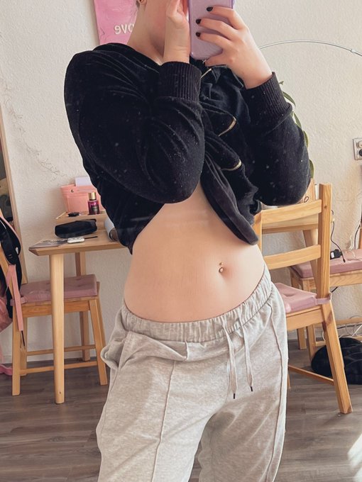 Cleaning day so I&rsquo;m wearing sweats all day 😌 oh and a picture of my belly because I&rsquo;m slooowly starting