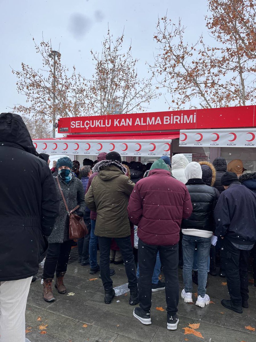 Real_MetaHuman's tweet image. Kan vermeye geldim .kan verenlerin yarısı göçmen. Allah razı olsun.Hepimiz insanız.#deprem