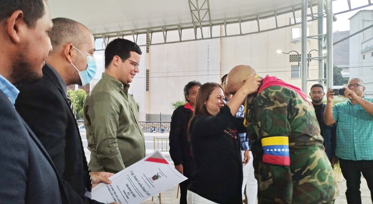 ConcejalDavidF's tweet photo. En fotos:

Así se desarrollo la sesión solemne del #DiaDeLaDignidadNacional #4F (Plaza Bicentenario).

#UnSoloGobierno
#1x10DelBuenGobierno
@PartidoPSUV
@FidelVsquezPSUV
@dcabellor
@pinfantea
@YonderSilva10
@jcfuenmayor
@ValenciaConcejo

#AquiNadieSeRinde https://t.co/CRVB55mCB6