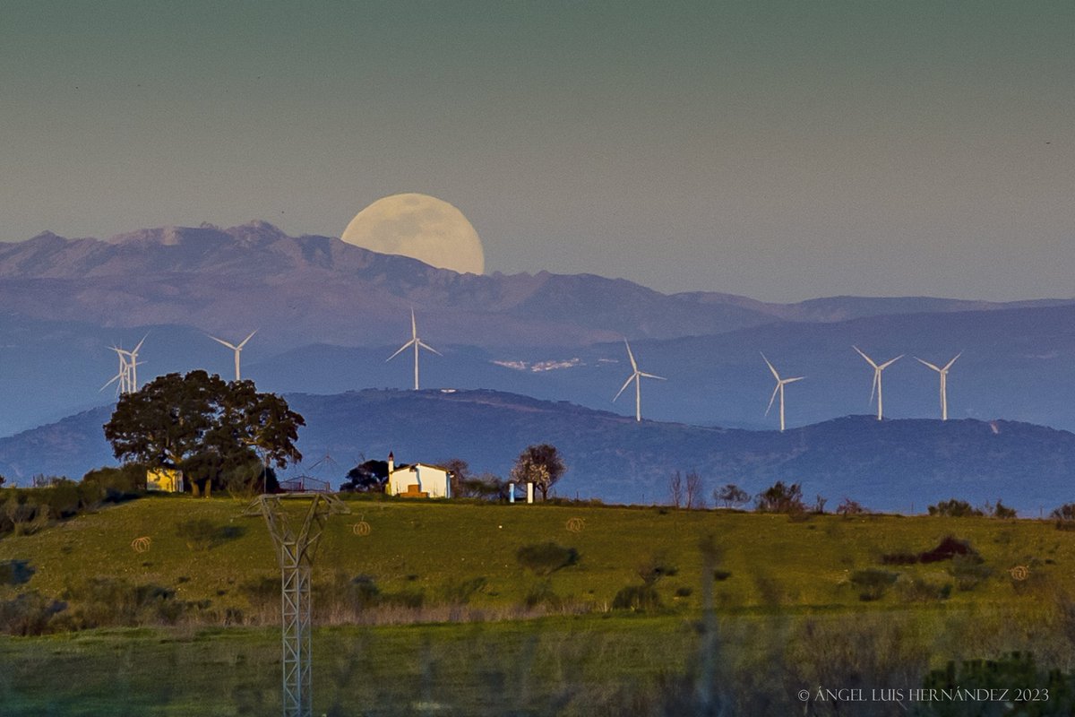 La luna llena saliendo ayer en #Torrejoncillo (Cáceres)
<a href="/tiempobrasero/">Tutiempo</a>