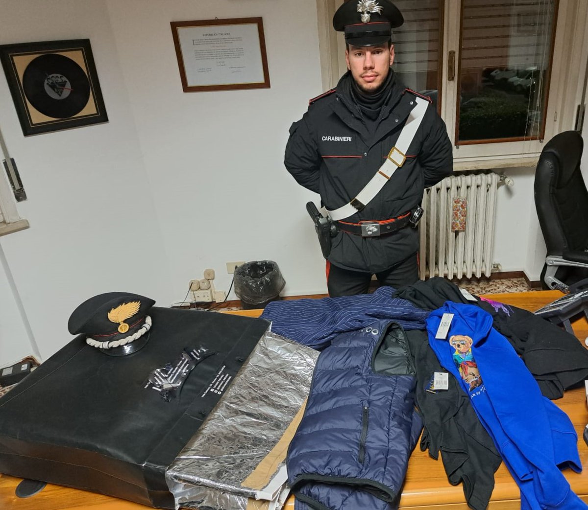 Rubano abbigliamento al Fidenza Village con una borsa schermata: arrestati due moldavi - ecodiparma.it/2023/02/06/rub…