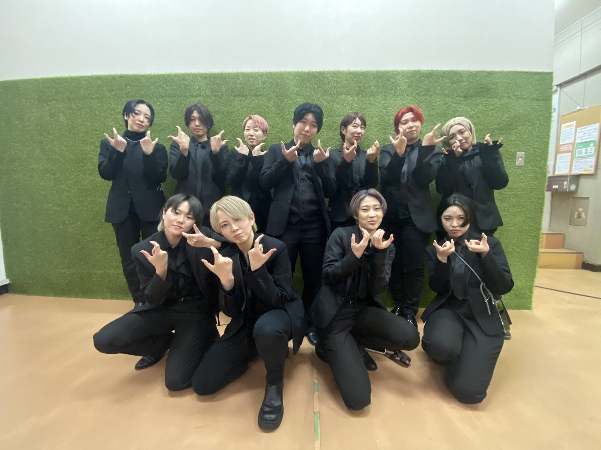 official_co2_'s tweet photo. 先日は #おとこん大阪 に出演させてもらい、JO1の'ALL HOURS'を披露しました⏳

黒スーツ集団でお送りいたしました👔
たくさんお褒めの言葉をいただきたのしく踊ることができました💖

#おとこん の主催者様、スタッフ様、出演の皆様、お疲れ様でした！！そしてありがとうございました！！ https://t.co/Fc0IKlZ6Bk