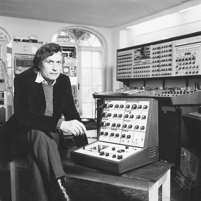 lethaveplank's tweet image. Peter Zinovieff shows the VCS3, one of the most influential synthesizers in cosmic music. Conceived by Zinovieff, built by David Cockerell and interface design by Tristram Cary.
#synth #vcs3 #EMS #electronicmusic #spacemusic #cosmicmusic