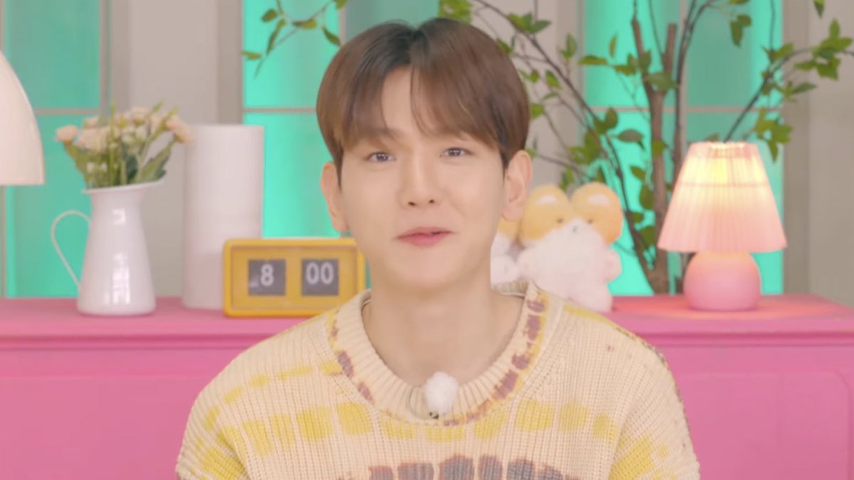kokokbop's tweet photo. BYUN BAEKHYUN IS HERE!!! 🤍😭 the teolaegis around him 🥹🥹 https://t.co/pcZSe2HYiX