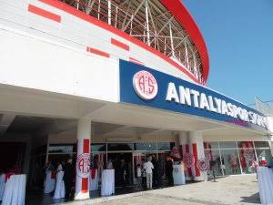 Antalyaspor Başkanı <a href="/AvAzizCetin/">Aziz Çetin</a>, store mağazadaki tüm kışlık ürünlerin toplatılarak depremzedelere gönderilmek üzere Antalya Valiliği’ne ulaştırılma talimatı verdi.