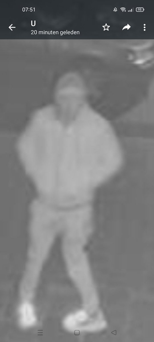 Ik heb gewaarschuwd dat ik foto's online ga gooien als ik nog steeds gestalkt word. Dus bij deze. Deze idioot stond om 06.30 zo voor mijn woning. Het stalken gaat maar door.  
Lafbek durft zijn gezicht niet te showen maar ik weet genoeg!
#groningen