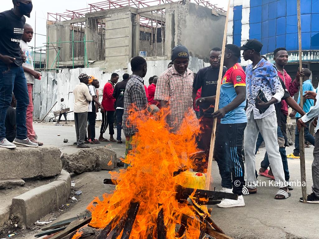 #RDC🇨🇩manifestation de colère contre la force de l'#EAC, #MONUSCO et #M23 ce lundi à #Goma, des jeunes manifestants qui voulaient traverser la frontière vers le #Rwanda🇷🇼 ont été dispersés par la police Rwandaise à balles réelles. La situation est chaotique à #Goma