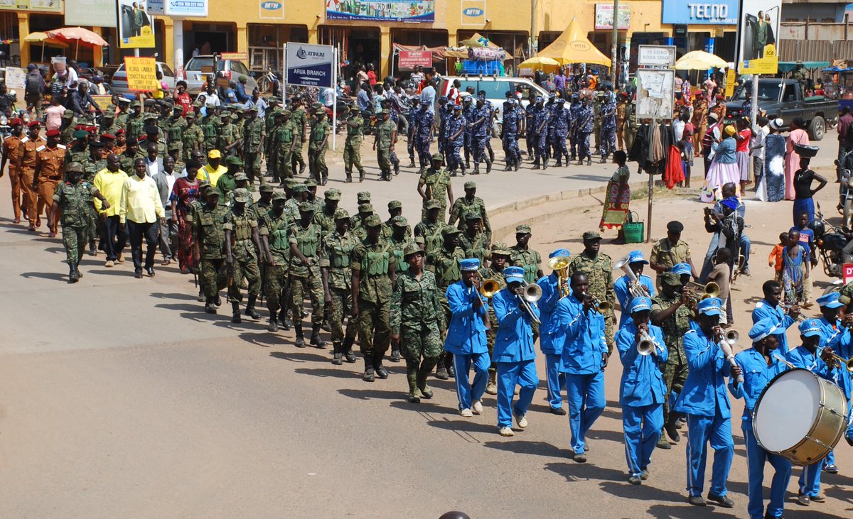 ATwayita's tweet photo. Security operatives and the district leaders march in Arua City with a brass band as part of the celebrations to mark UPDF's Tarehe Sita week.
#UPDFat42 #TareheSitaUg
📸Felix Warom Okello https://t.co/42IIcmIkwr