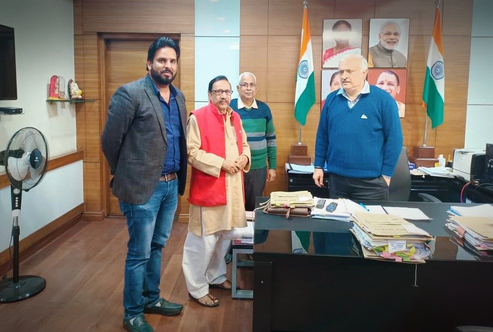 Azubair_UP's tweet photo. लड़ना भी खुद है
संभलना भी खुद है
देखे जो ख़्वाब
पूरे करना भी खुद है.! https://t.co/Fee07SVEPS