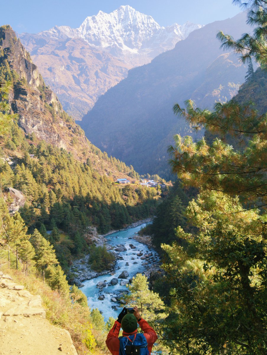 AFTreks's tweet photo. Everest Base Camp Trekking Day 02: 

Majestic Mount Thamserku (6608m) towering up on a fine sunny day on our way to Namche from Phakding.

#EverestBaseCamp #EverestRegion #Trekking #KuhmbuHimalaya #NepalNow #VisitNepal #LocalTeam #Sherpas #GoLocal #Spring2023 #AFTreks #Nepal https://t.co/jr5SMwI0d6