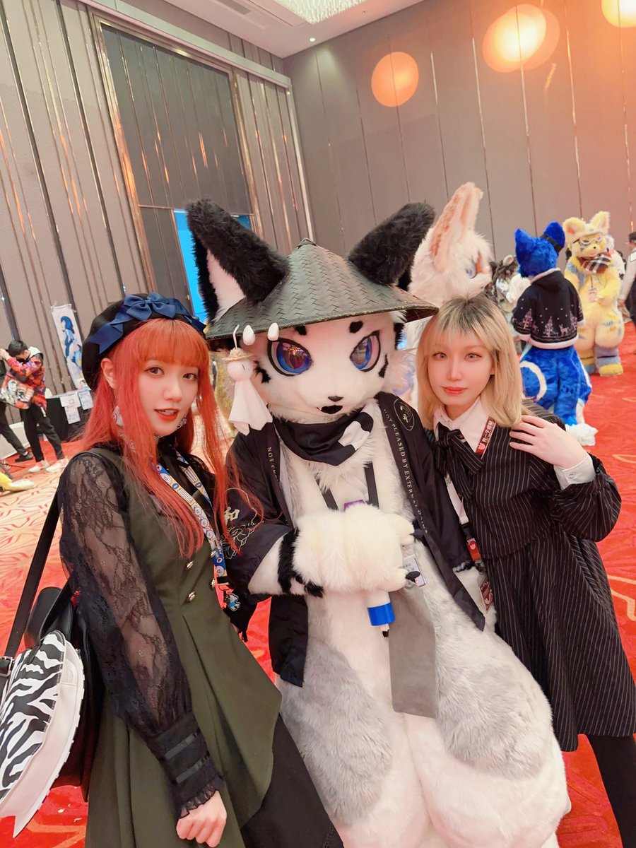 wwwWeisa's tweet photo. 虽然我正经蹦迪基本不去，但蹦毛迪相信绝大多数朋友都没去过😎
去兽展一时爽，一直去兽展一直爽！

同行出镜 @ctsu_2 

p4视频中的白色毛毛 b站id：鱼鱼祭鱼

#OUFC #oufc有一个兽聚 #furry https://t.co/Yxv8vHx0aZ