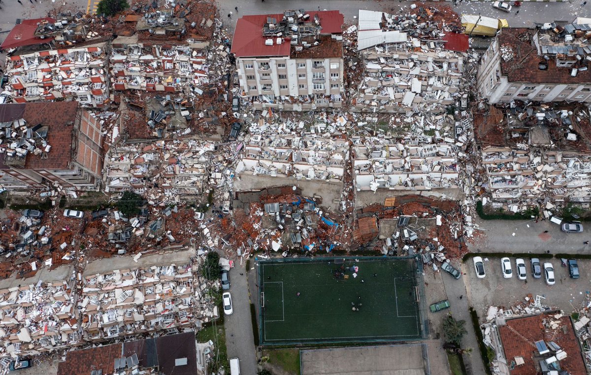 TV kanalları arama ku rtarma çalışması olan enkaz önlerinden yayın yapıyor. Ancak bölgeden gelen görüntü ve fotoğraflardan çok sayıda enkazda arama- kurtarma çalışmasının olmadığı anlaşılıyor. Oysa her saniye önemli. Hatay'da çalışma olmadığı AA'nın fotoğraflarından anlaşılıyor.