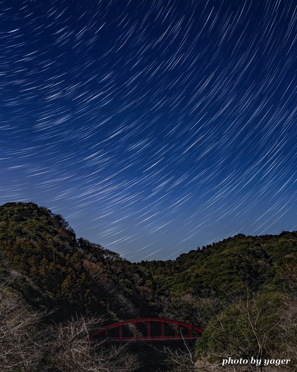 山の中で星ぐる。
月明かりで木々の輪郭もハッキリと。

#夜景 #japan_night_view #addicted_to_nights #NSG_IG
#星空 #star_hunter_jp 
#光跡 #星グル #startrails