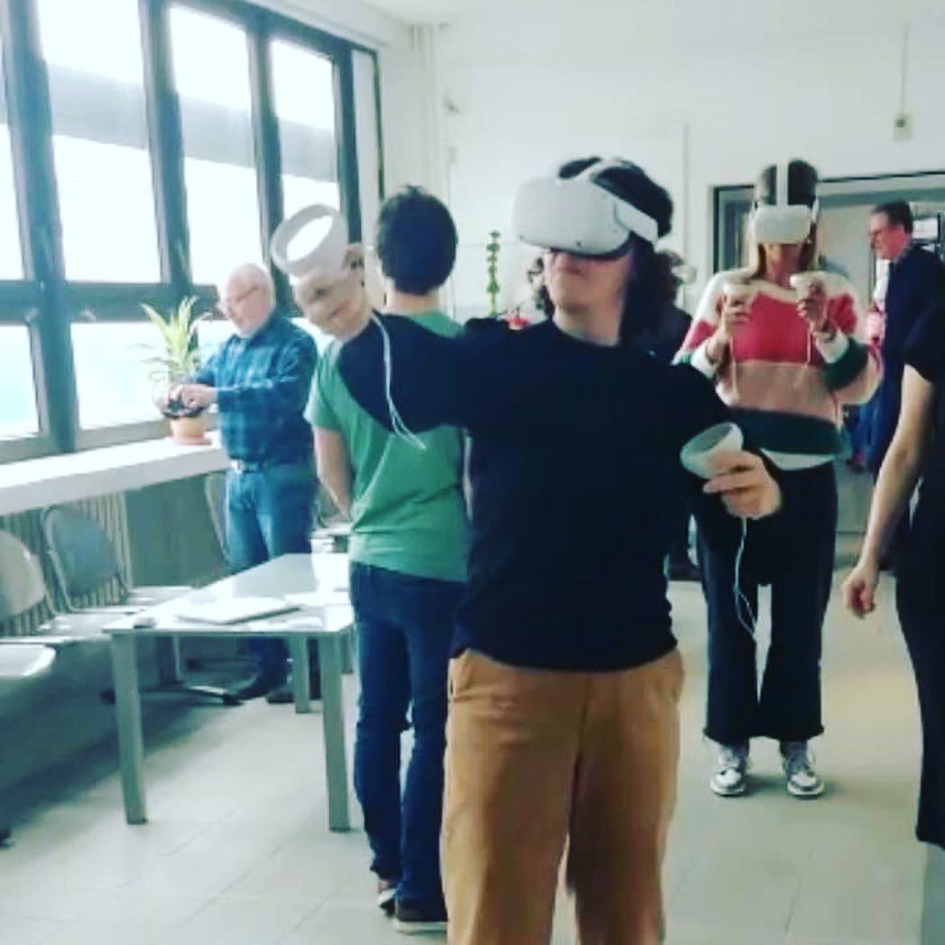 lbcsintniklaas's tweet photo. Collega Caroline dompelde zich vorige week onder in de wereld van de #VirtualReality Reality. Ze ging daarvoor via Erasmus+ naar Pilzen in Tsjechië, samen met 20 andere lesgevers uit verschillende CVO's in Vlaanderen. Het was een leerrijke week in een bijzondere &amp; gastvrije stad. https://t.co/OXfnCjbblg