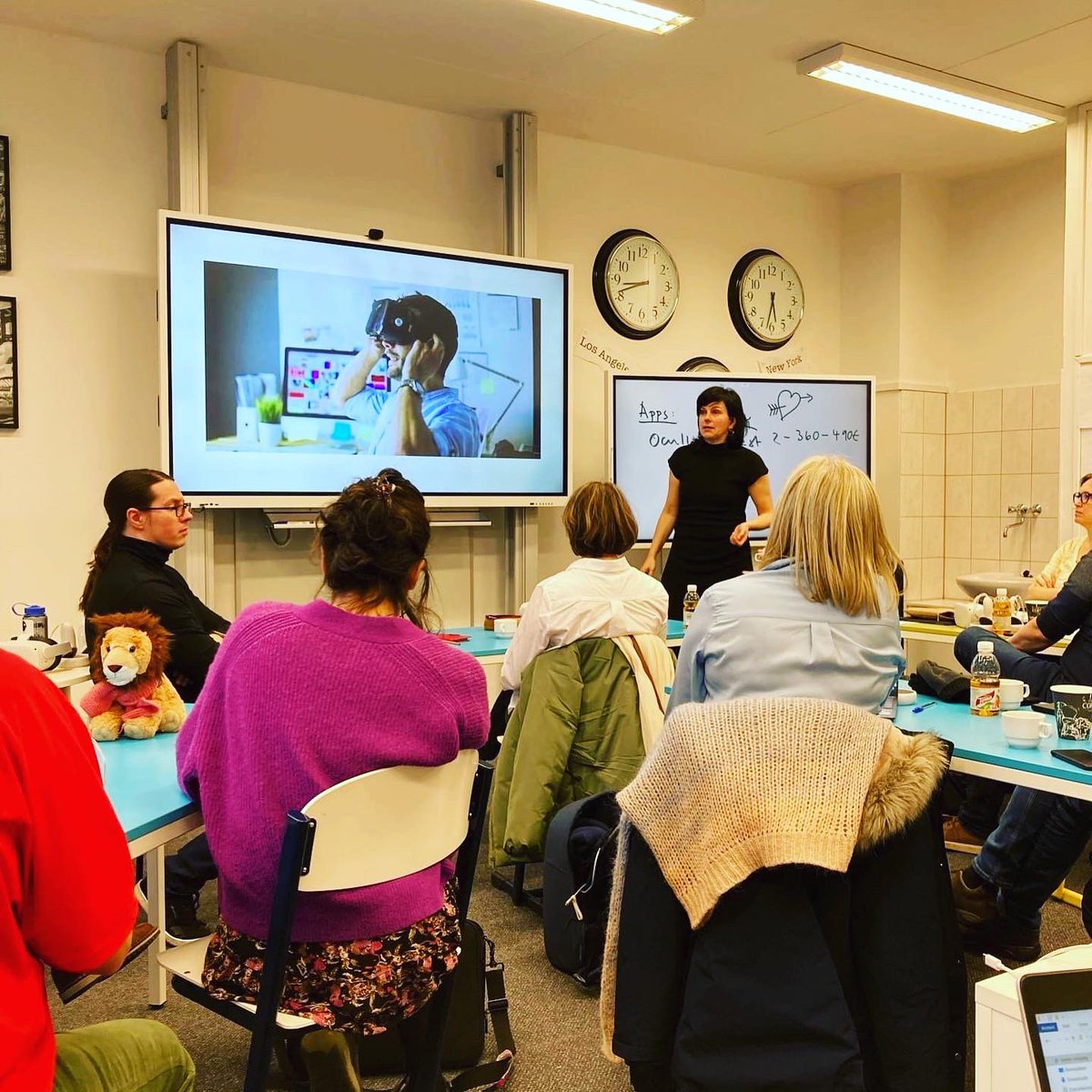 lbcsintniklaas's tweet photo. Collega Caroline dompelde zich vorige week onder in de wereld van de #VirtualReality Reality. Ze ging daarvoor via Erasmus+ naar Pilzen in Tsjechië, samen met 20 andere lesgevers uit verschillende CVO's in Vlaanderen. Het was een leerrijke week in een bijzondere &amp; gastvrije stad. https://t.co/OXfnCjbblg