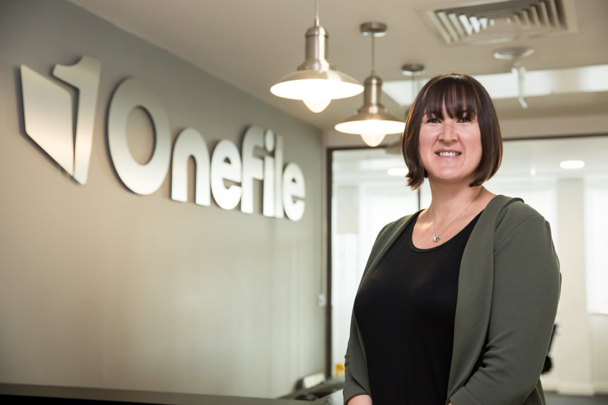 Soooo lovely to bump into <a href="/EDENPH0T0GRAPHY/">Daniel Eden</a> on the train to London. Daniel took one of my all time fav @OneFileUK photos of me! So great to catch up ♥️