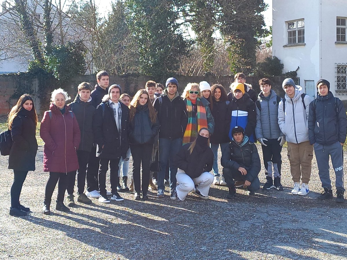 CarmenN5's tweet photo. Visitando Dachau @IESAtenea #intercambioAlemania https://t.co/lZJscriXZX