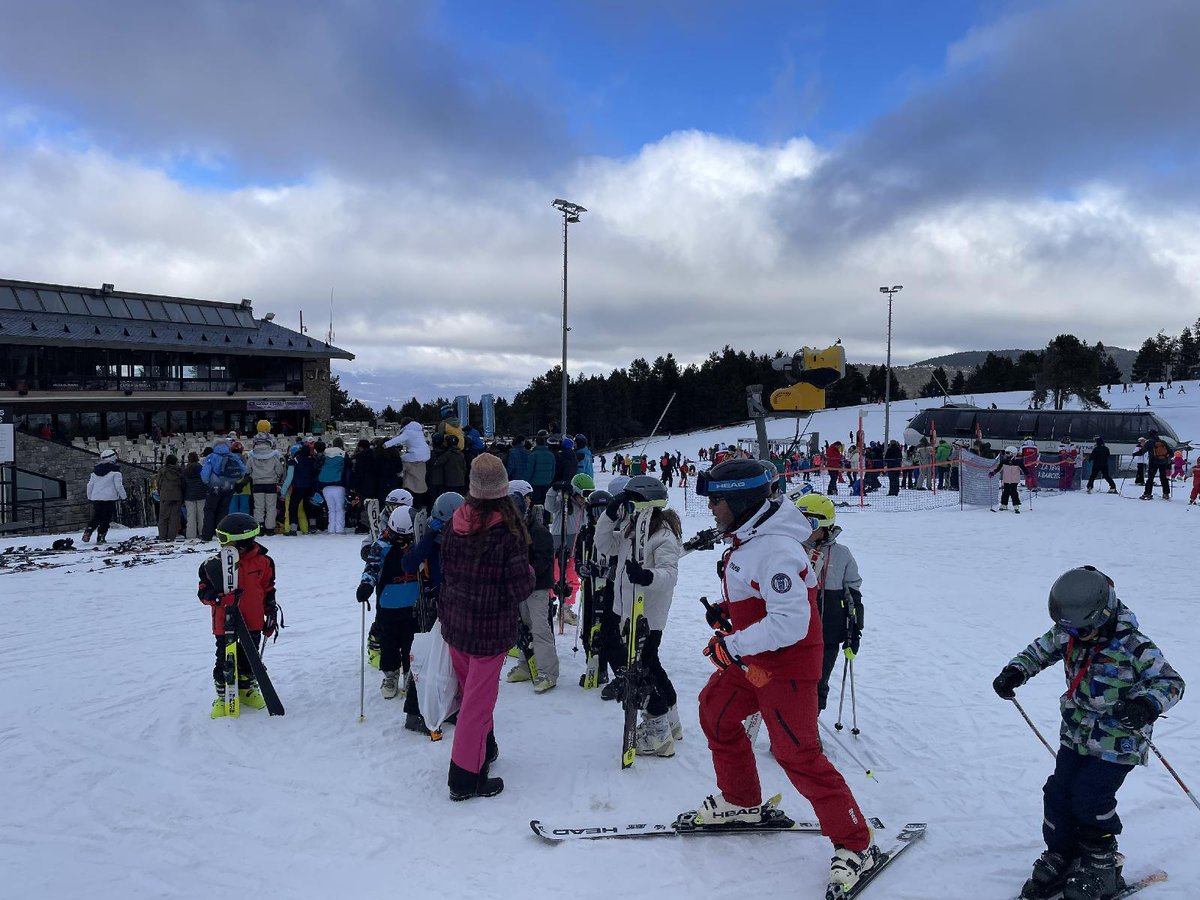 judybsb49's tweet photo. @BSB_Barcelona    The Y5 and Y6 Ski group are on the slopes. A smooth start to our residential. @BSBCPrimaryHT @GreggKS2 https://t.co/jeEZ8ApDPZ