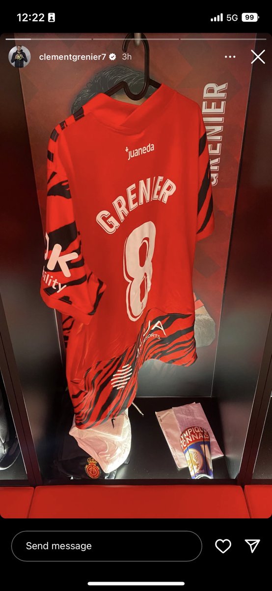 EleonoreHexey's tweet photo. Clément Grenier a des protège-tibias OL cachés quand il joue dans son club 🥹🥹🥹❤️❤️💙💙😭😭😭 #TropDeLove #OLVie https://t.co/5KfsNjcwrO