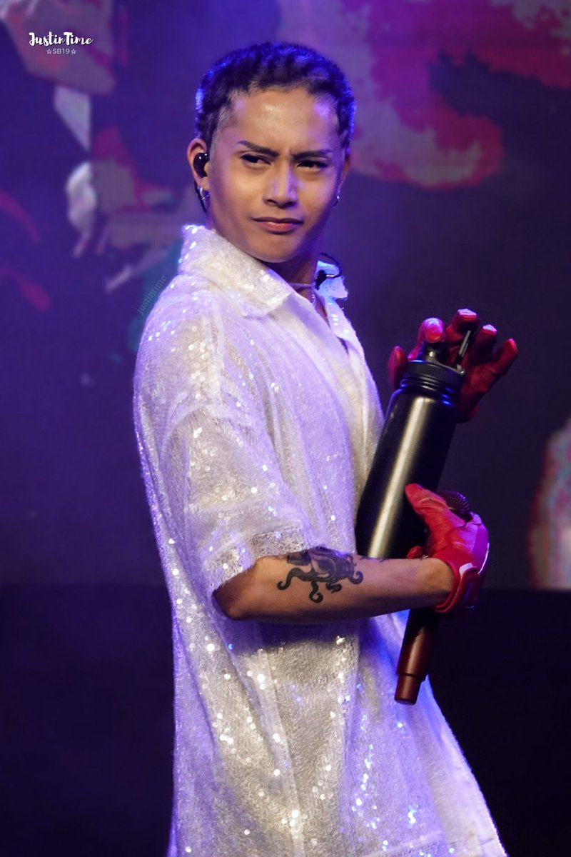 JustinTime_98's tweet photo. 230205 FELIP COM·PLEX SHOWCASE at Ayala Malls Manila Bay

#FELIP @felipsuperior 
#FELIP_COMPLEX 
#FELIPAtAyalaMallsManilaBay https://t.co/w2Hv9vZoIH