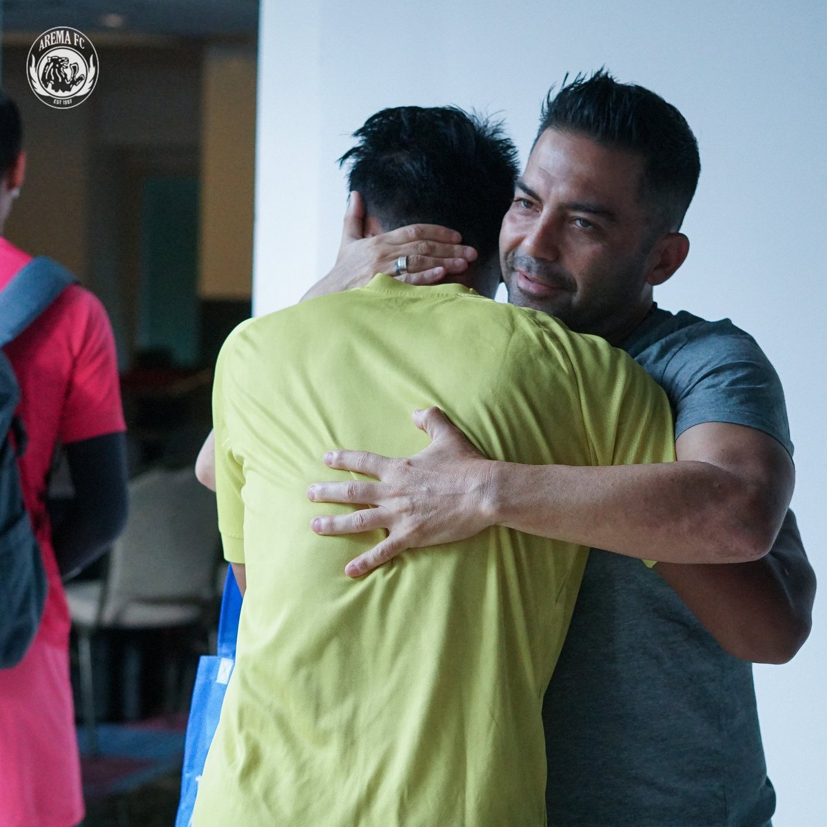 Coach Javier Roca memberikan salam perpisahan kepada tim Arema FC.

Terima kasih Coach💙
#usuttuntas #tegarbersatubangkitbersama 
#aremafc #aremania #salamsatujiwa