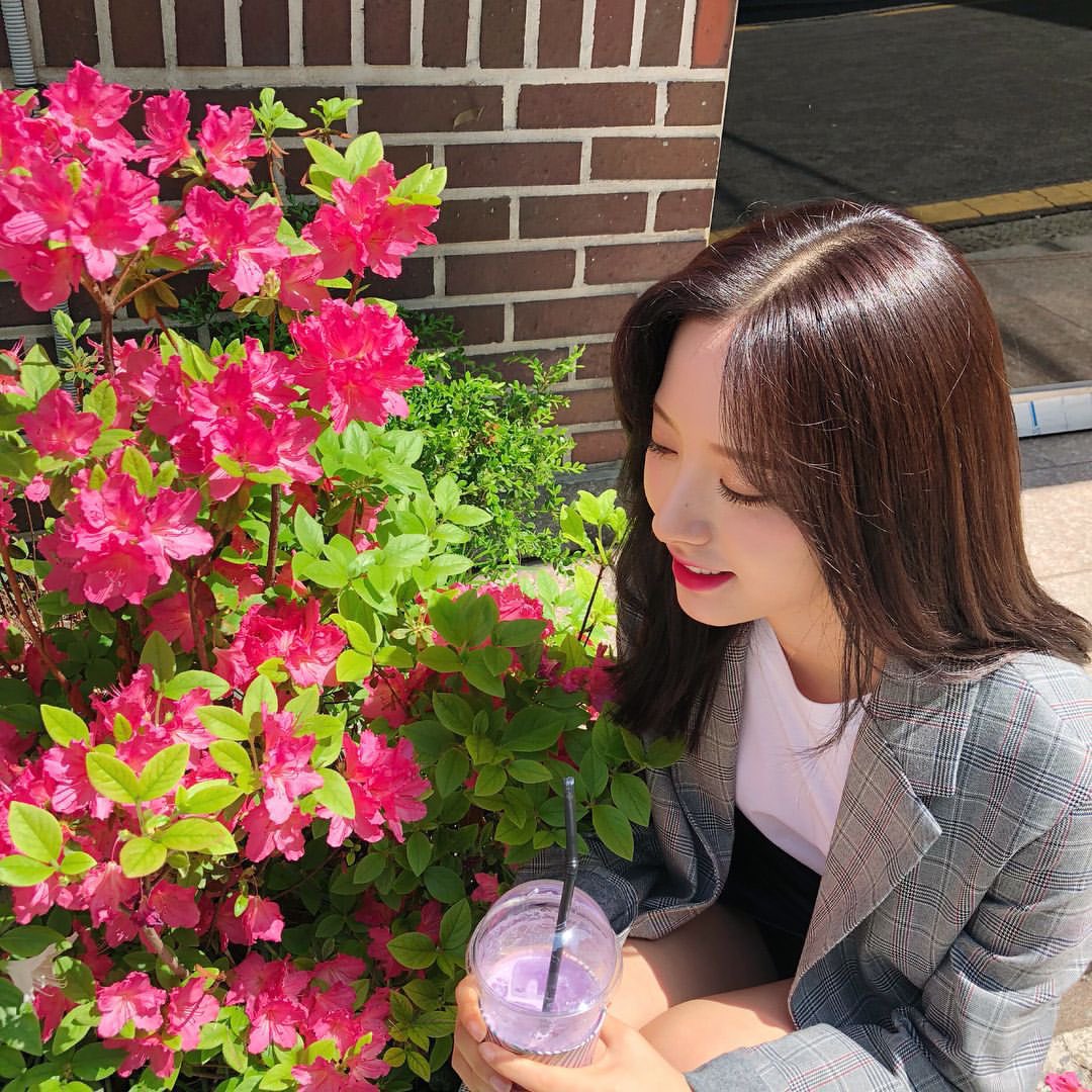 돌담과 당근 밭
도시 생활 지친 뽀가 집에서 놀던 땅 가지고 농사하기로 마음 먹고 귀농 생활하려는데, 돌담 너머에 있는 집에 사는 체육교사 섫과 만나서 알콩달콩 연애하는 거 보고싶다