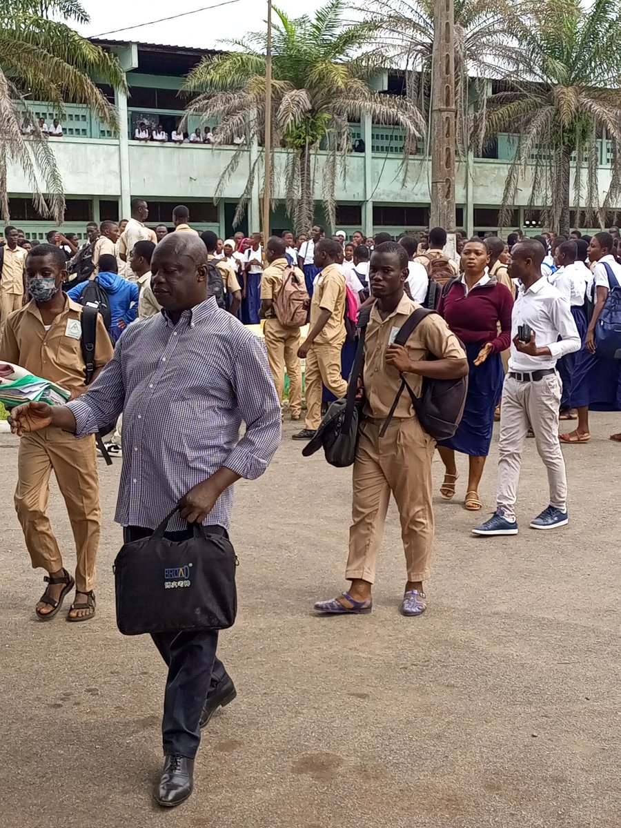 Kwakouss's tweet image. #Civedu Dabou :: Arrêt des cours au lycée Tiapani Dominique. Les apprenants en colère contre la présumée vente de leur terrain de sport.