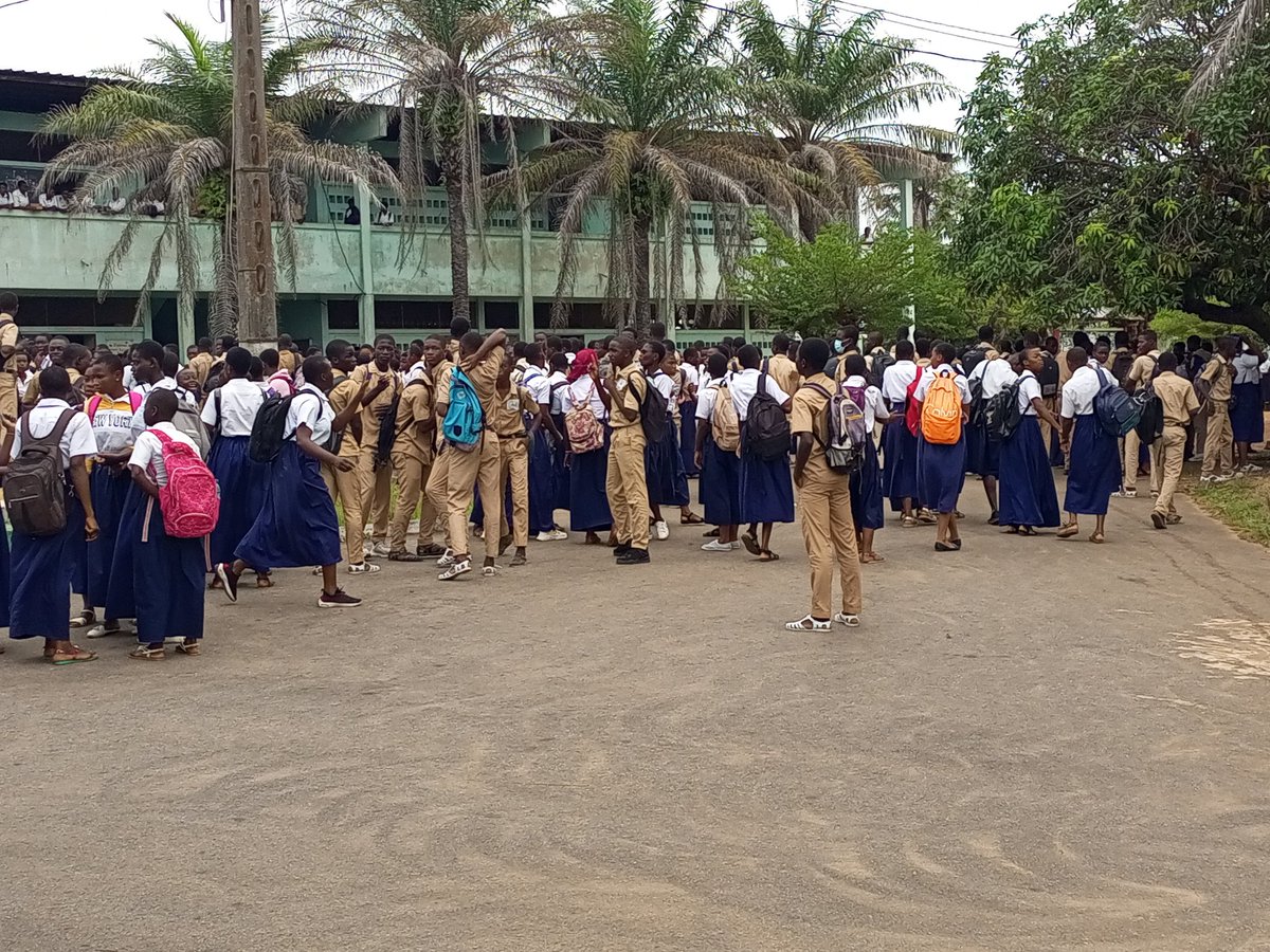 Kwakouss's tweet image. #Civedu Dabou :: Arrêt des cours au lycée Tiapani Dominique. Les apprenants en colère contre la présumée vente de leur terrain de sport.