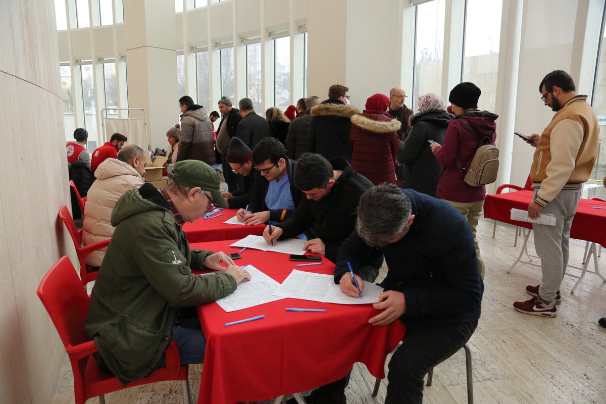 Kucukcekmecemiz's tweet photo. Tüm komşularımızı Kızılay’a kan bağışına davet ediyoruz.

Deprem bölgelerinde oluşabilecek kan ihtiyacı sebebiyle, bugün ve yarın saat 19.00'a kadar, Sefaköy Armoni Park AVM içinde ve Küçükçekmece Belediyesi Başkanlık Binamızda kan bağışı yapabilirsiniz. https://t.co/7JYQiZT9FR