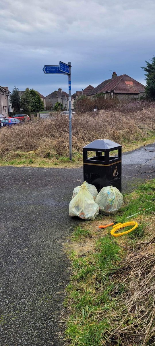 DonaldReid3's tweet photo. Community Litter Picking getting back underway with better weather. 
Big bits covered across the town. Thanks to 5 Queens Badge BBs from @Kilwinning_Acad for there efforts. 
Also parents from @corsehillps taking on areas next to school. 
@KSBScotland @North_Ayrshire https://t.co/JT3tu0sStn