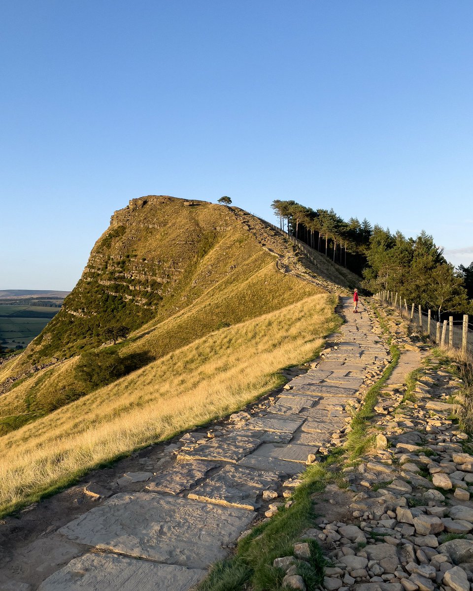 adrianconchie's tweet photo. Heading up the distinctive Back Tor, along the Great Ridge near Castleton from the direction of Hollins Cross. ๐
.
#peakdistrict #peakdistrictnationalpark #peakdistrictwalks #peakdistrictphotography #hikingwithkids #hiking #hikingadventures #backtor #castleton #adventure #hike https://t.co/HlEUNGKysb