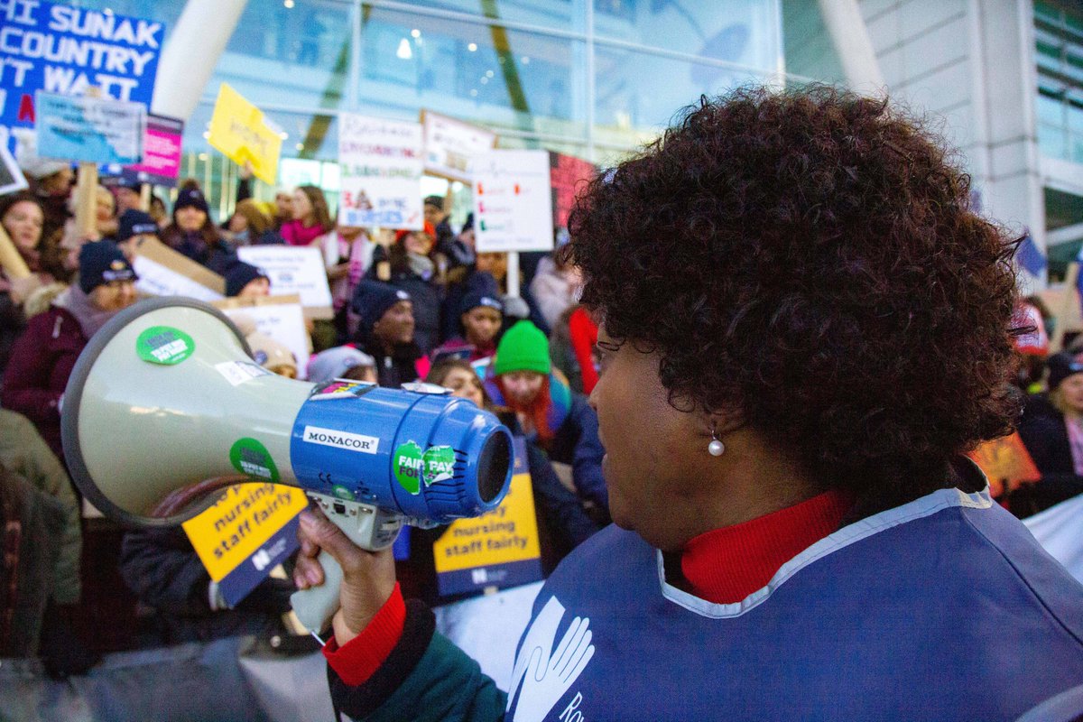 90k's tweet image. Photo story📸of the Nurses Strike in London &amp;amp; explained in under 140 characters..'Pay dispute due to chronic understaffing, putting patients lives at risk and with nurses feeling overworked, underpaid and undervalued ☹️ bit.ly/3jDW0rJ