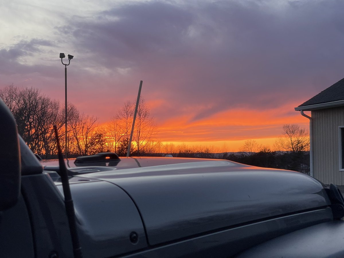 Cynw9's tweet photo. #SundaySunsets #DiggityJeep #jlu #SML https://t.co/tx49yF7TBf