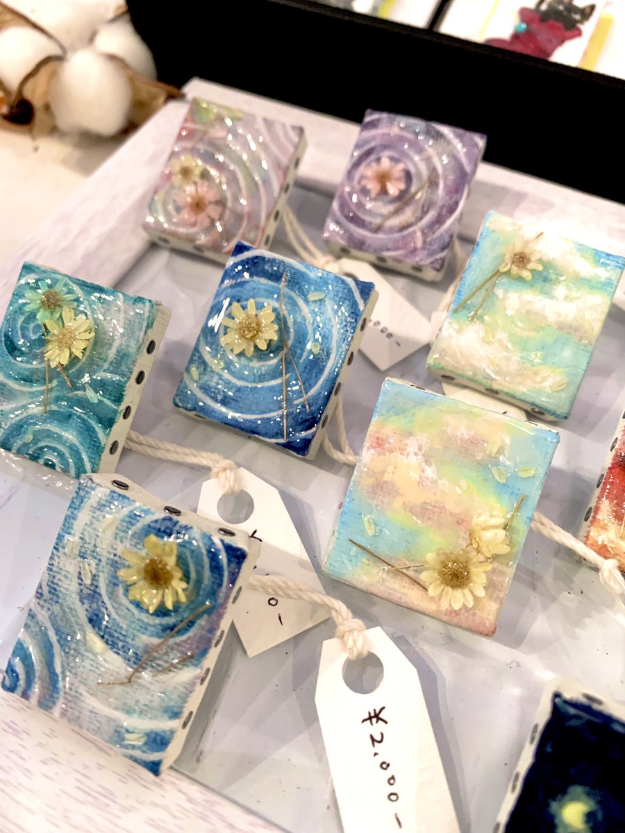 io_cyan's tweet photo. 設営してきた〜✌️27日まで！🌼
#世界で一番小さなキャンバス展 https://t.co/dqtB3KMnBN