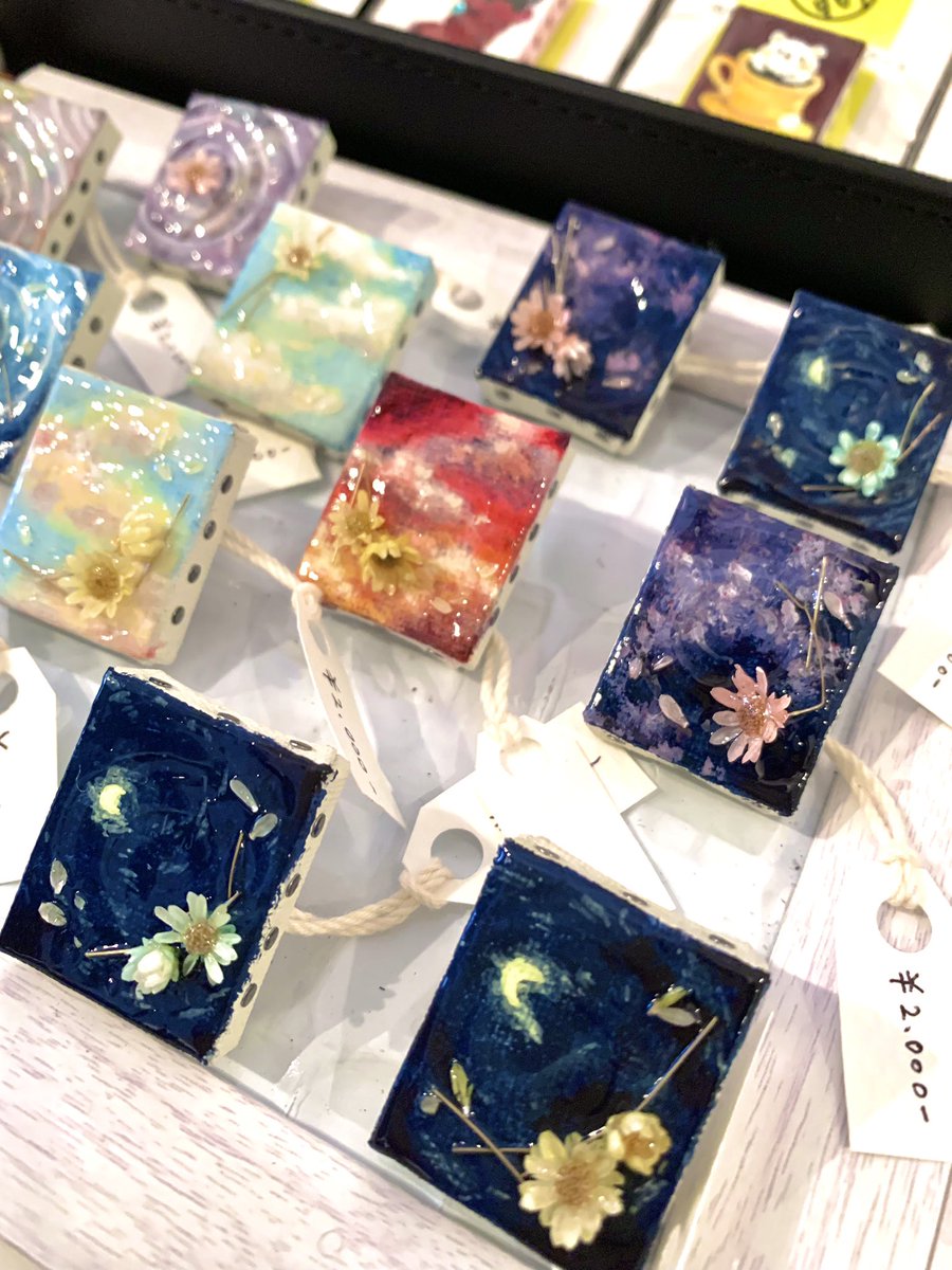 io_cyan's tweet photo. 設営してきた〜✌️27日まで！🌼
#世界で一番小さなキャンバス展 https://t.co/dqtB3KMnBN