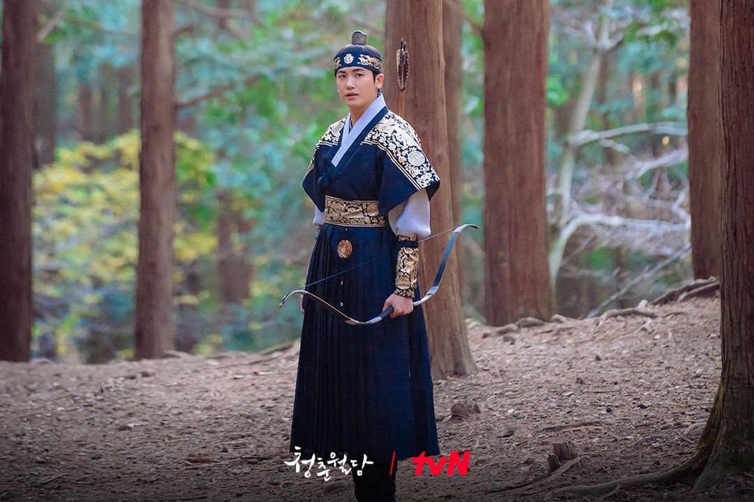 PHS_TWRainbow's tweet photo. Posted @withregram • @tvn_drama 군관들의 추격을 피해 강무장으로 숨어든 재이!
누명을 쓴 재이가 환을 찾는 이유는?🤔

청춘구원 로맨스 <청춘월담>
오늘 저녁 8:50 tvN 첫 방송

#청춘월담 #OurBloomingYouth
#박형식 #전소니 #표예진 #윤종석 #이태선
#tvN #스트리밍은TVING https://t.co/stsSywNQ5t