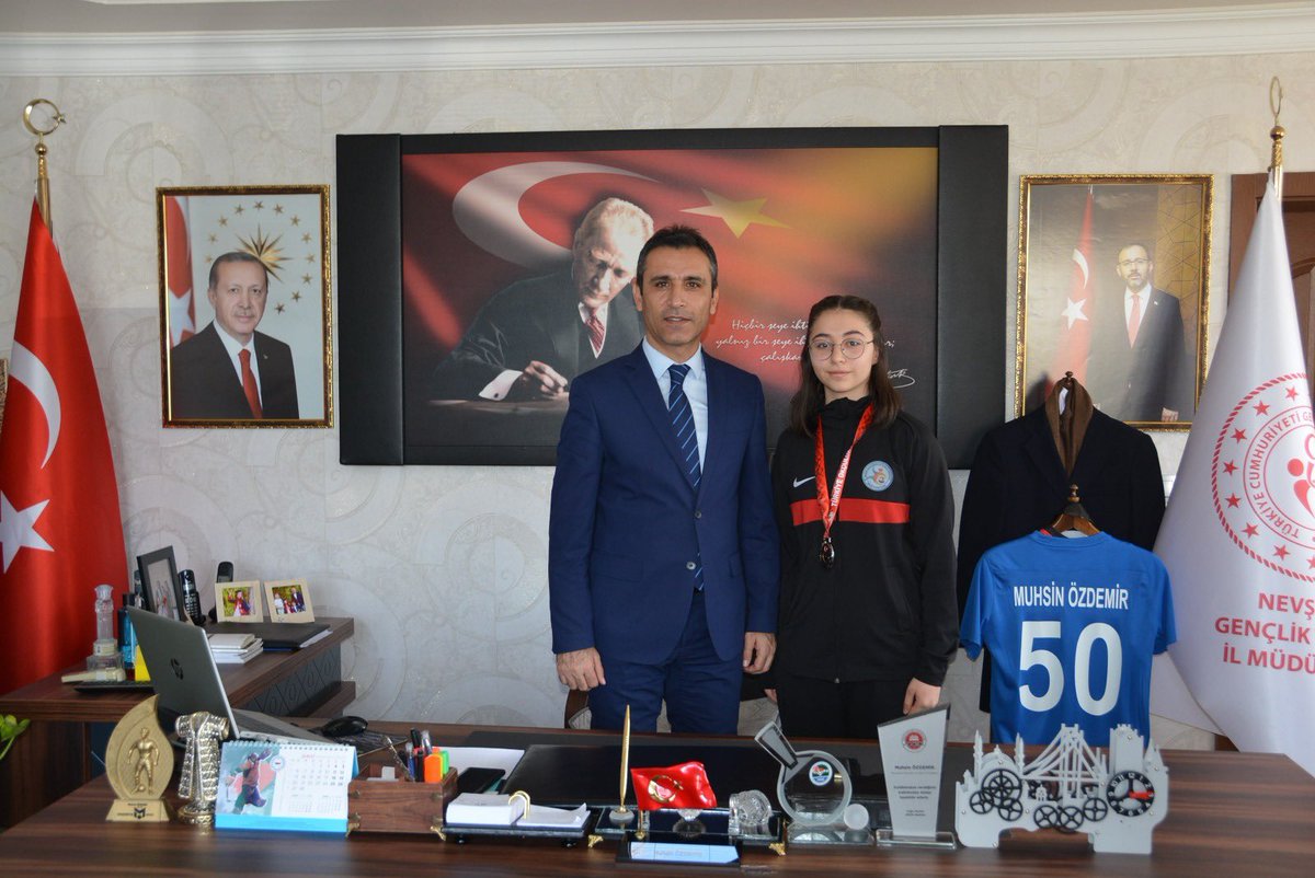 Samsun’da gerçekleşen 2022 Salon Federasyon Okçuluk Müsabakasında başarıyla dönen sporcumuz Edanur Bahçivan, Antrenörleri Yusuf Yazıcı ve Yakup Han Çetin ile birlikte Avrupa Şampiyonası öncesi Gençlik ve Spor İl Müdürü Muhsin Özdemir’i ziyaret etti.
<a href="/kasapoglu/">Dr. Mehmet Kasapoğlu</a> <a href="/gencliksporbak/">Gençlik ve Spor Bakanlığı 🇹🇷</a>