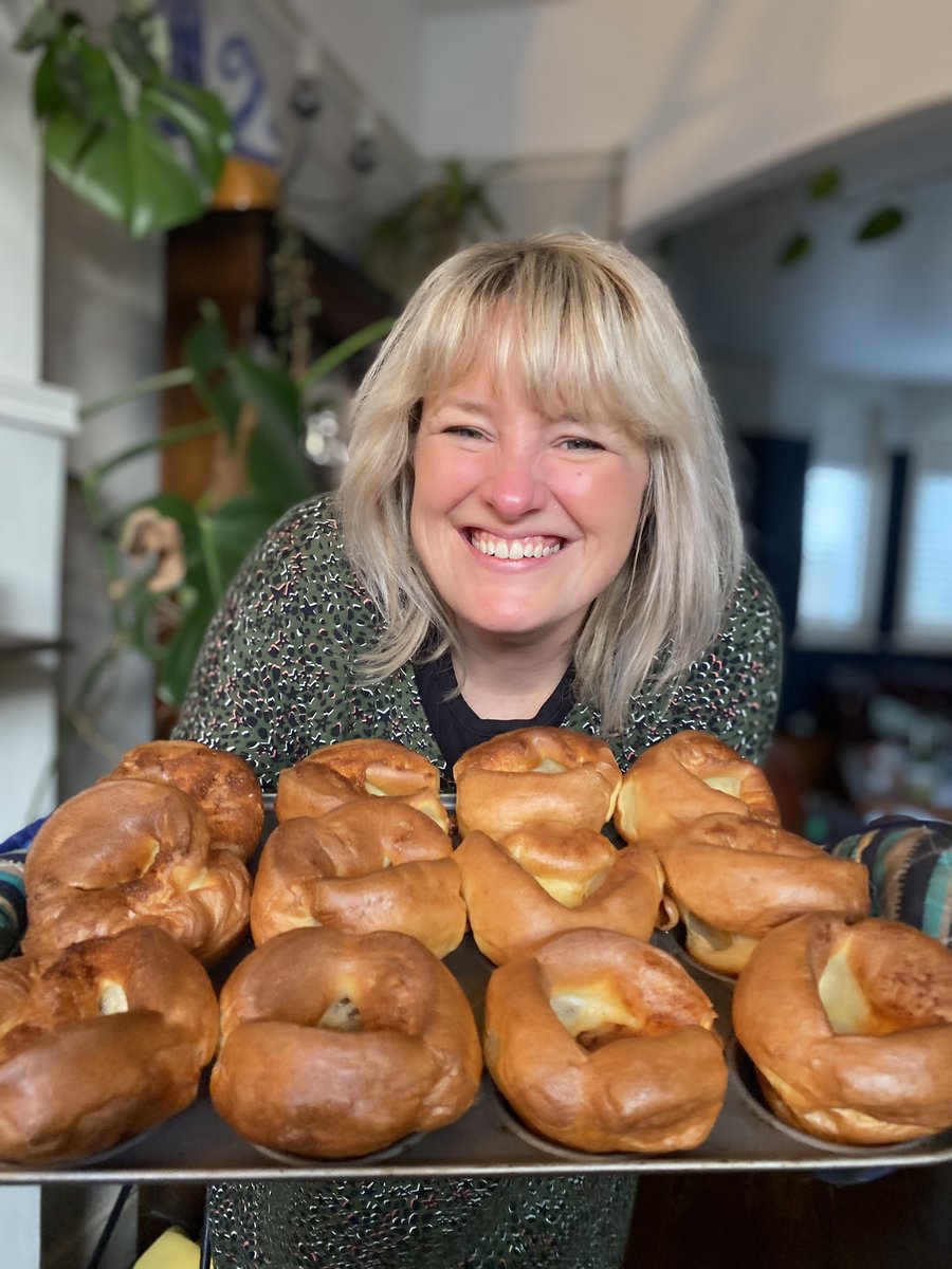 The Yorkshire Pudding gods blessed me with this awesome batch for #NationalYorkshirePuddingDay yesterday.
I’m often too impatient, opening the oven to a crowd of disappointed fans all crushed by my opening act.
But these, I’m happy with! 3 equal parts eggs + plain flour + milk 😋