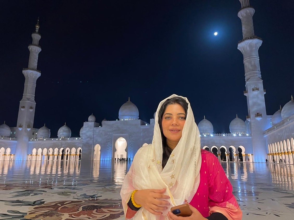 SharmaShradha's tweet photo. We could do with more tolerance, acceptance, love &amp; co-existence in our lives &amp; our world! An honour to meet honourable minister of Tolerance and Co-existence, UAE, his excellency Nahyan bin Mubarak Al Nahyan in Abu-Dhabi + visit Sheikh Zayed Grand Mosque ❤️ Vasudhaiva Kutumbakam https://t.co/KdW9JofTFu